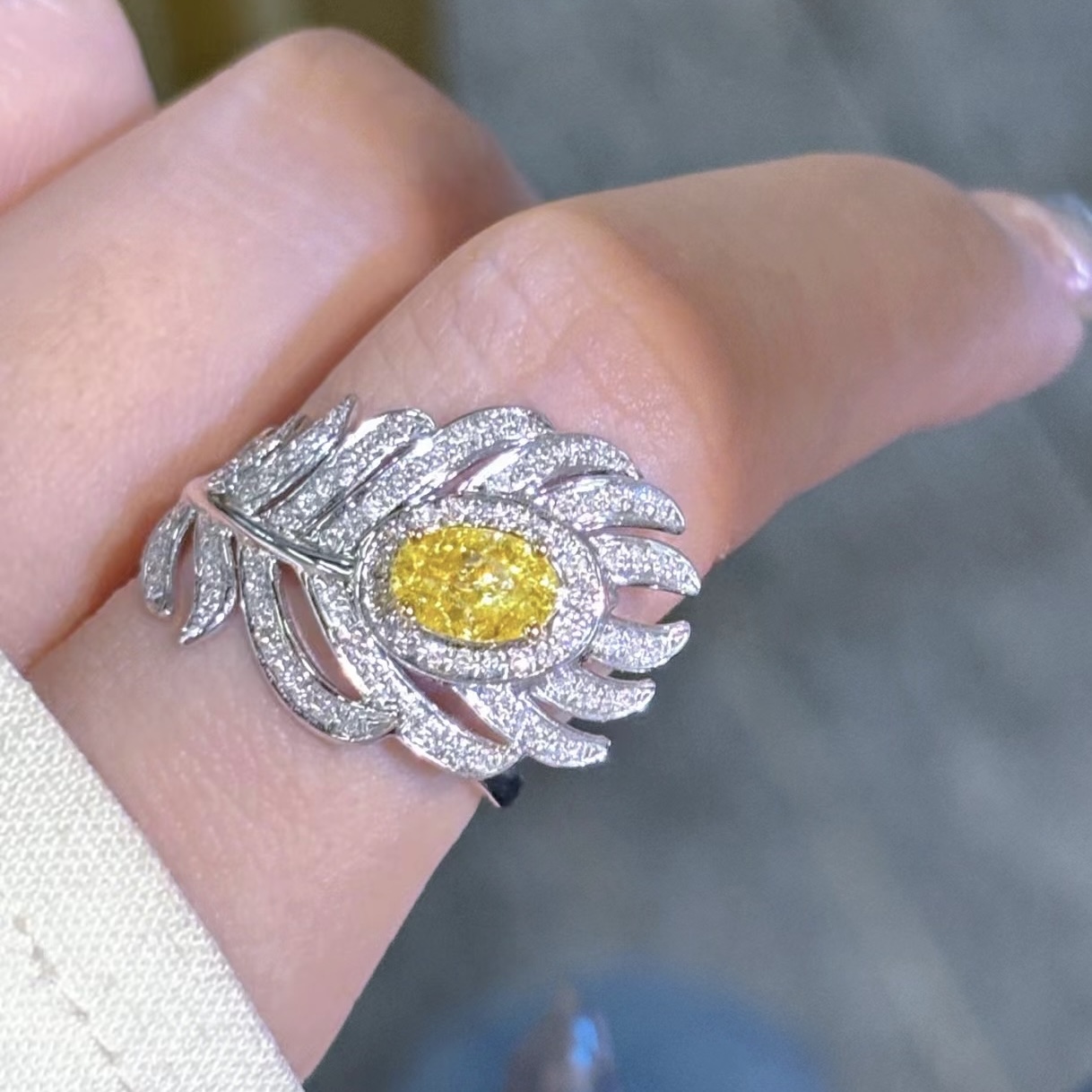 1.01 carat main diamond yellow diamond ring! 18K gold