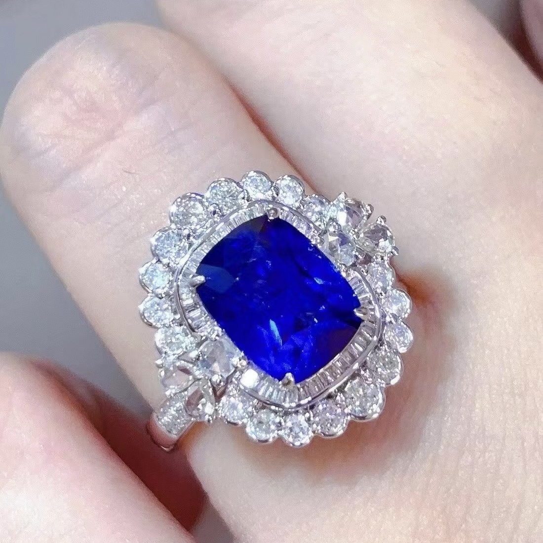 4.34 Carat Royal Sapphire Ring Glass  18K Gold